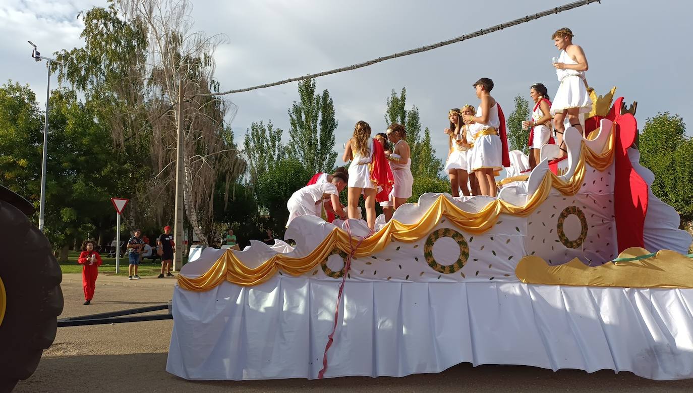 La localidad celebra su fiesta de la alubia con un gran desfile de carrozas llenas de color y nueva normalidad