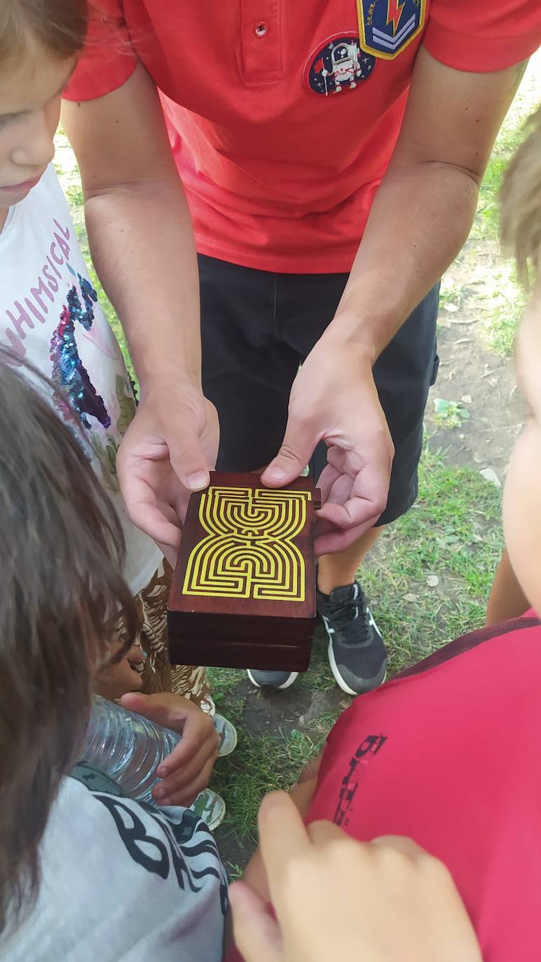 En ese espacio abierto y de la mano del Ayuntamiento de León se puede disfrutar de otra forma del verano: ahora participando en un escape street que hace las delicias de los más aventureros 