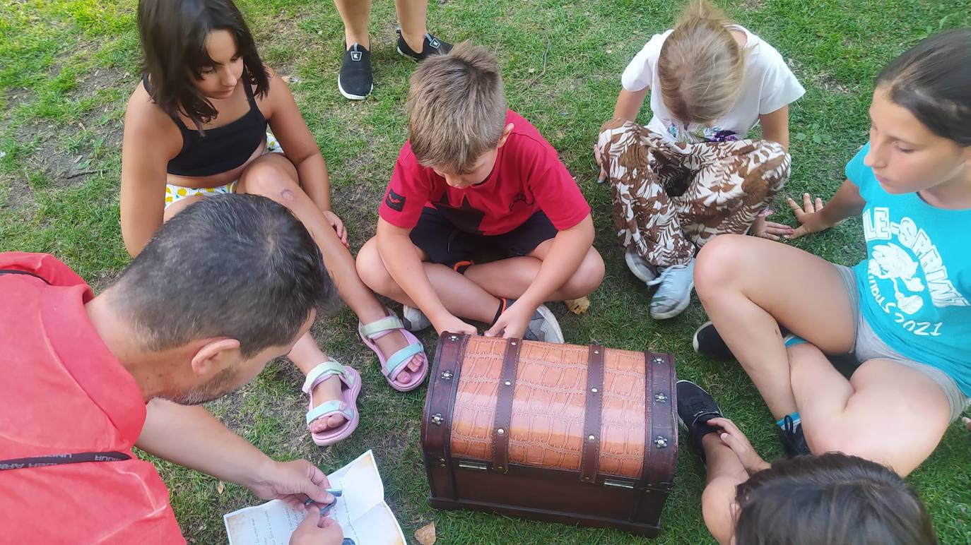 En ese espacio abierto y de la mano del Ayuntamiento de León se puede disfrutar de otra forma del verano: ahora participando en un escape street que hace las delicias de los más aventureros 