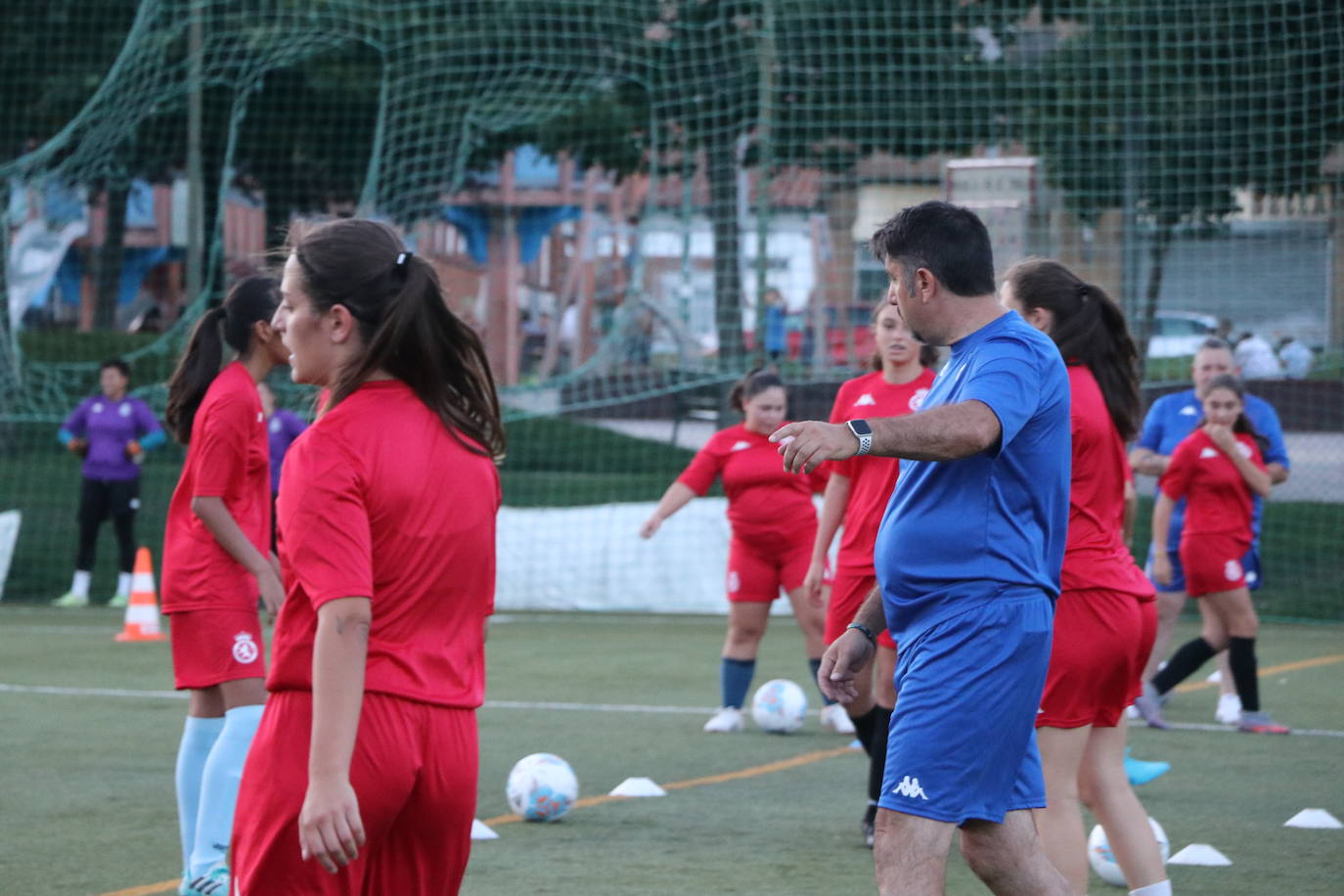 Imágenes del primer entrenamiento de la Cultural Femenina