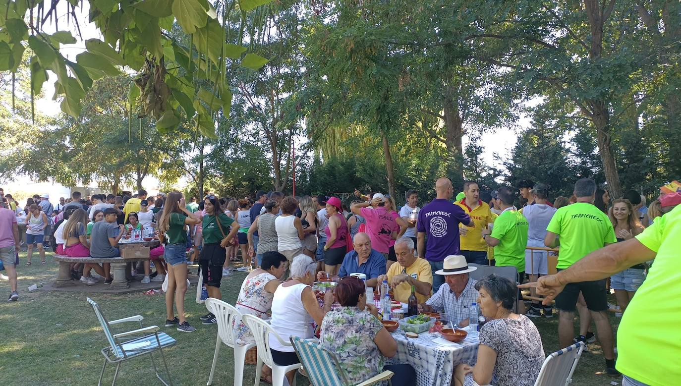 Se han repartido más de 1500 raciones de alubias en la alubiada popular de Laguna de Negrillos. 