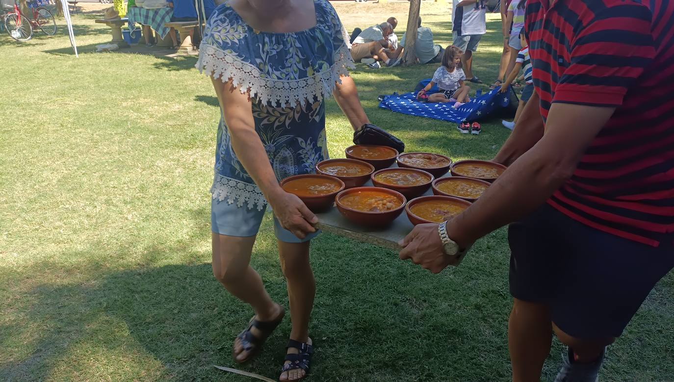 Se han repartido más de 1500 raciones de alubias en la alubiada popular de Laguna de Negrillos. 