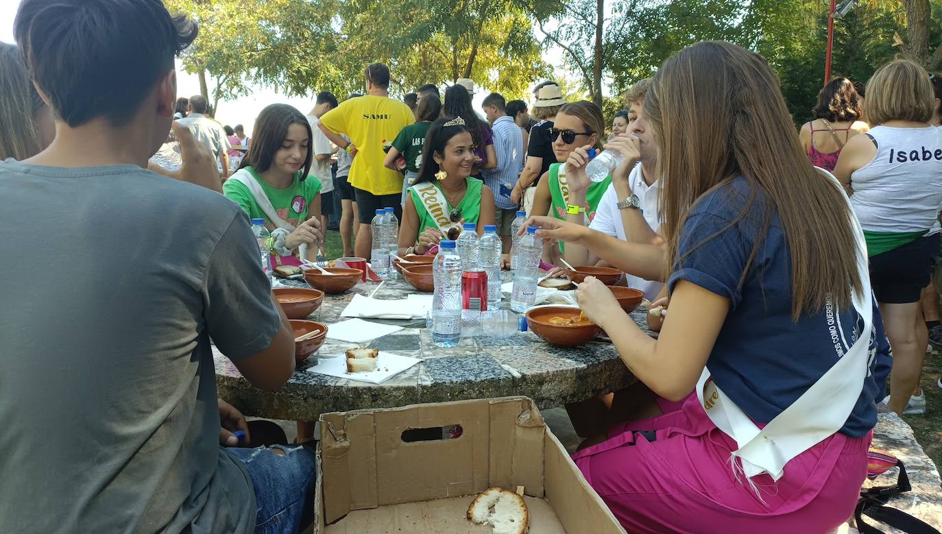 Se han repartido más de 1500 raciones de alubias en la alubiada popular de Laguna de Negrillos. 