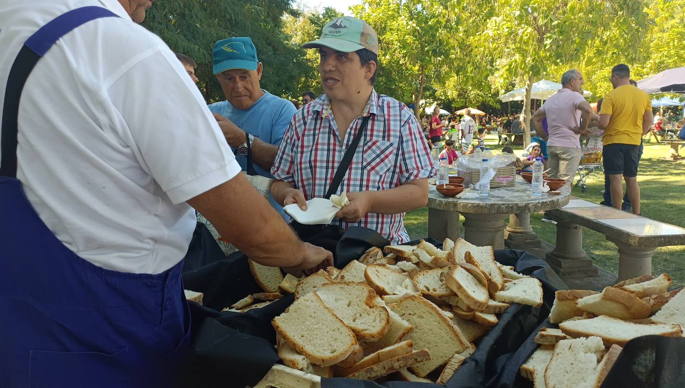 Se han repartido más de 1500 raciones de alubias en la alubiada popular de Laguna de Negrillos. 