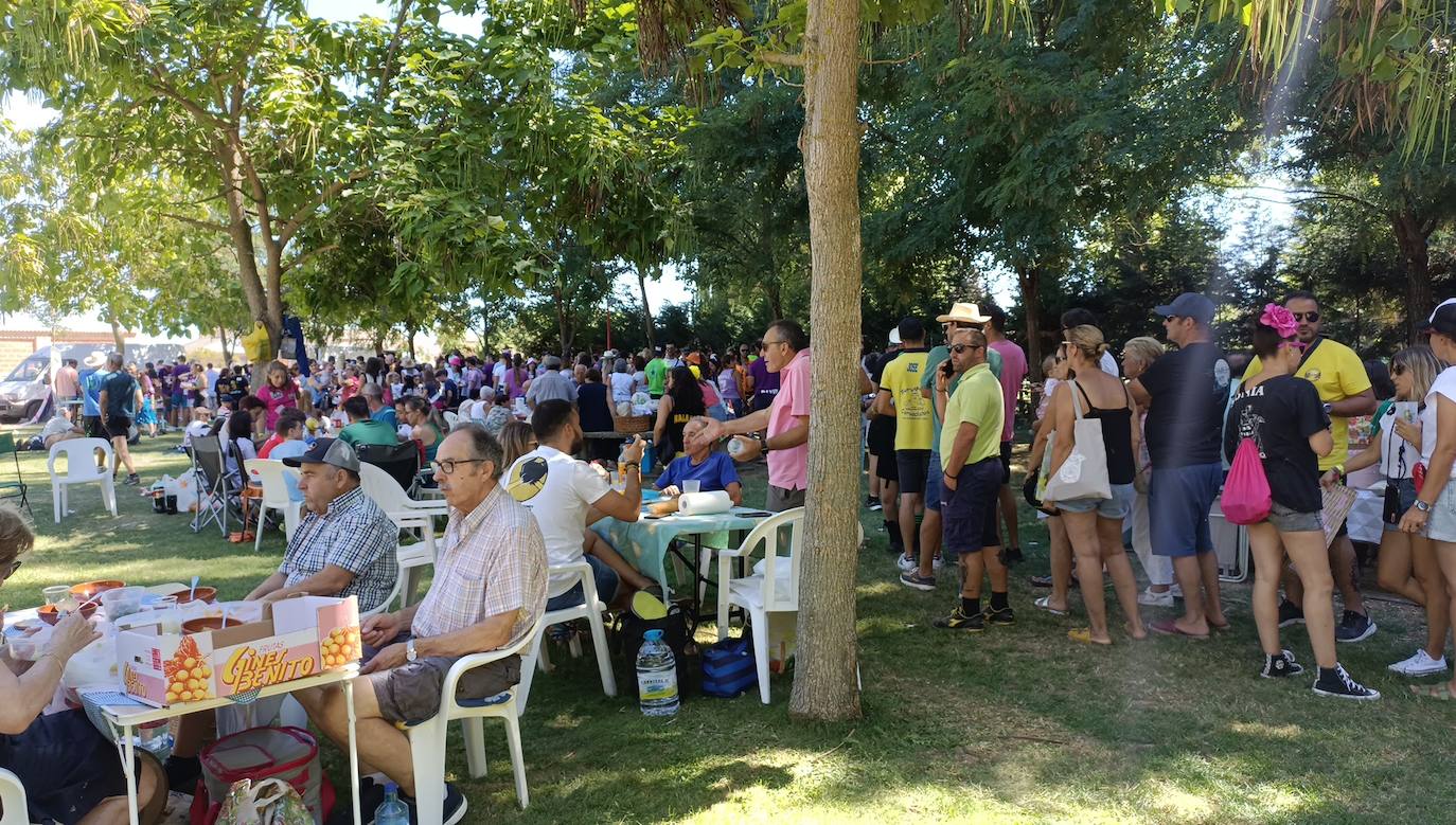 Se han repartido más de 1500 raciones de alubias en la alubiada popular de Laguna de Negrillos. 