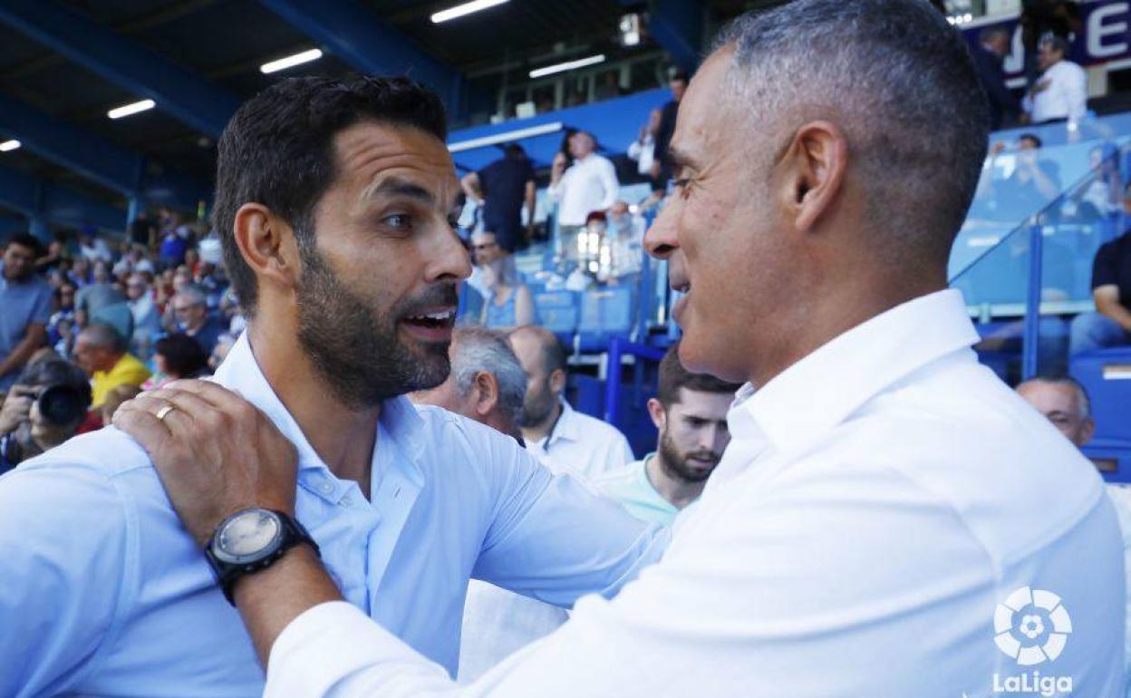 Baraja, entrenador del Ibiza, y Gomes, técnico de la Ponferradina, se saludan al inicio del partido.