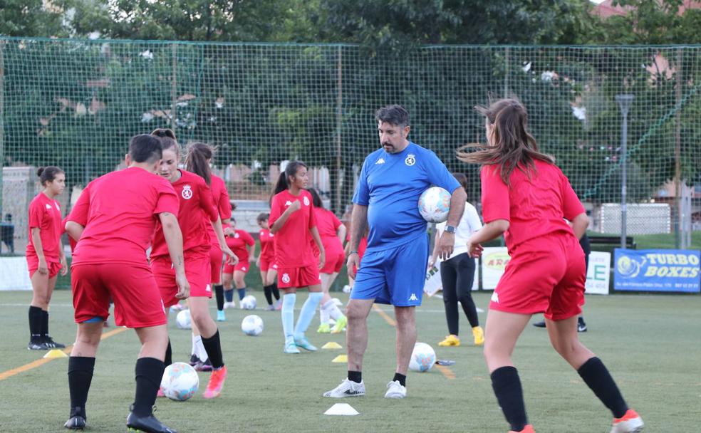 Un momento del primer entrenamiento de la sección femenina de la Cultural.