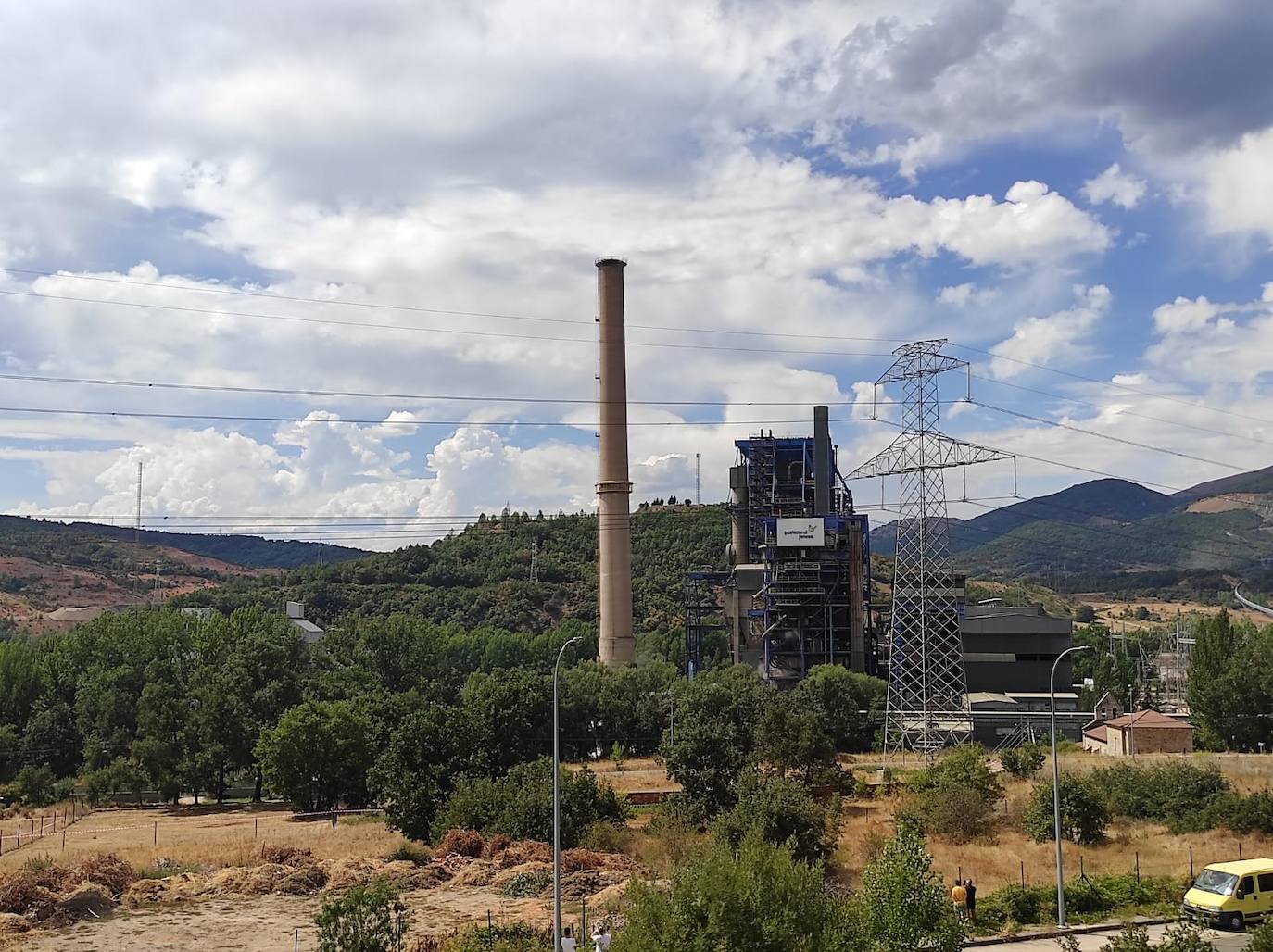 El derribo de la última chimenea de la central térmica roblana pone fin definitivamente a una era en la Montaña Central leonesa