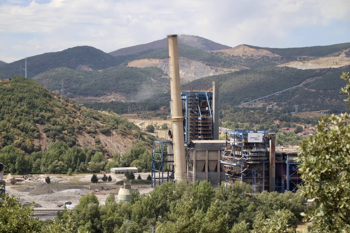 El derribo de la última chimenea de la central térmica roblana pone fin definitivamente a una era en la Montaña Central leonesa