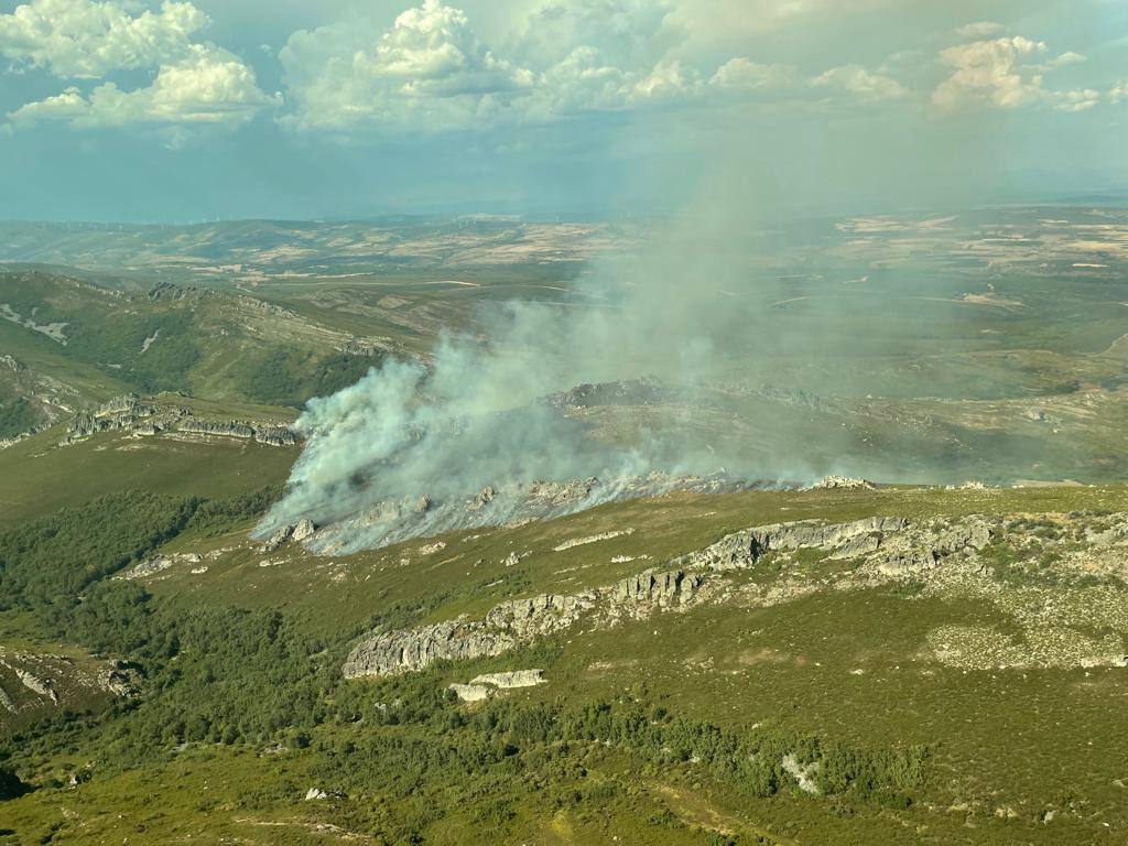 Las imágenes las han tomado las Brigadas de Refuerzo en Incendios Forestales, quienes han remarcado que las llamas se encuentran en el Campo de tiro y no pueden actuar por peligro de explosión de artefactos sin detonar. 