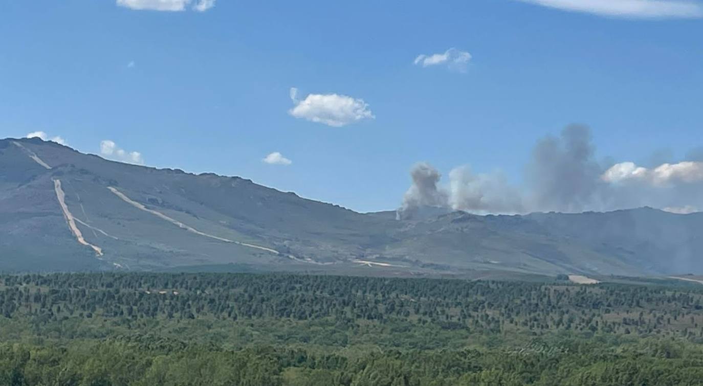 Las imágenes las han tomado las Brigadas de Refuerzo en Incendios Forestales, quienes han remarcado que las llamas se encuentran en el Campo de tiro y no pueden actuar por peligro de explosión de artefactos sin detonar. 