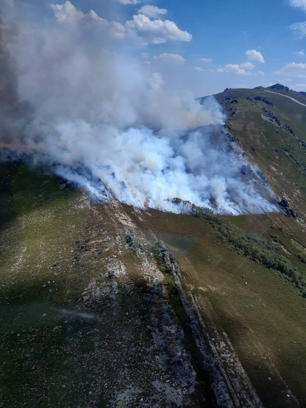 Las imágenes las han tomado las Brigadas de Refuerzo en Incendios Forestales, quienes han remarcado que las llamas se encuentran en el Campo de tiro y no pueden actuar por peligro de explosión de artefactos sin detonar. 