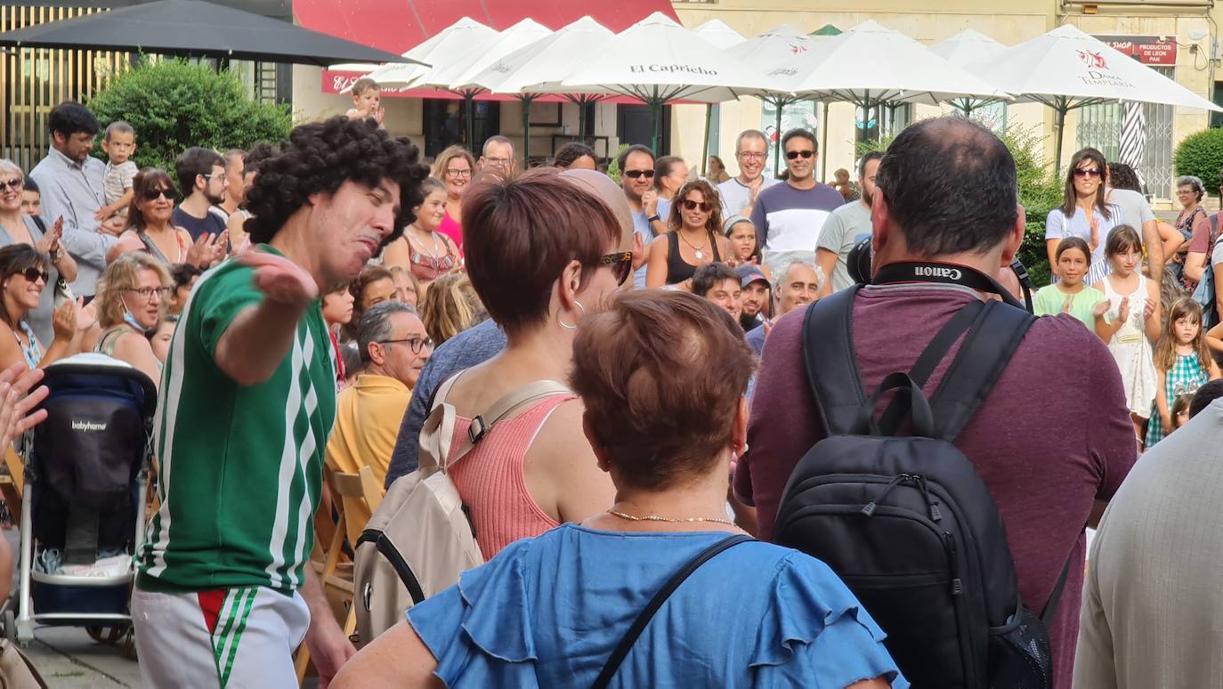 Cuando el circo vuelve al camino: Concedeclown, una pareja tremenda en León capital. El centro de la ciudad acoge un nuevo ciclo de 'Circo en el Camino' con ocho espectáculos de humor, fantasía y acrobacias que hacen las delicias a pie de calle. 'Los titirilelos', de la mano de Concedeclown, reestrenan esta cita urbana con enorme acogida. 