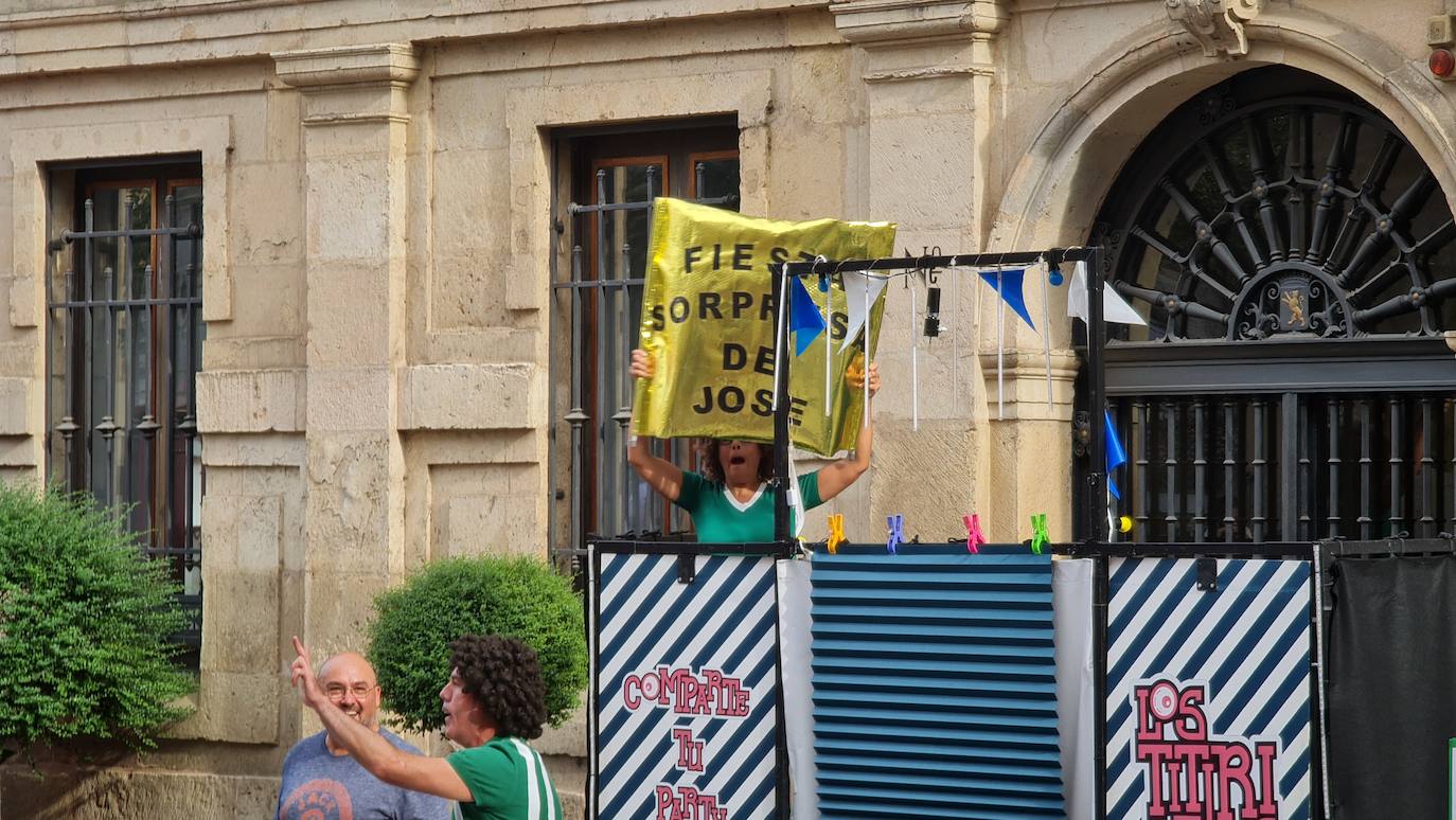 Cuando el circo vuelve al camino: Concedeclown, una pareja tremenda en León capital. El centro de la ciudad acoge un nuevo ciclo de 'Circo en el Camino' con ocho espectáculos de humor, fantasía y acrobacias que hacen las delicias a pie de calle. 'Los titirilelos', de la mano de Concedeclown, reestrenan esta cita urbana con enorme acogida. 