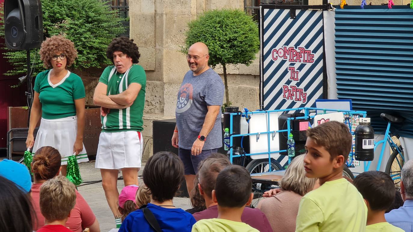 Cuando el circo vuelve al camino: Concedeclown, una pareja tremenda en León capital. El centro de la ciudad acoge un nuevo ciclo de 'Circo en el Camino' con ocho espectáculos de humor, fantasía y acrobacias que hacen las delicias a pie de calle. 'Los titirilelos', de la mano de Concedeclown, reestrenan esta cita urbana con enorme acogida. 
