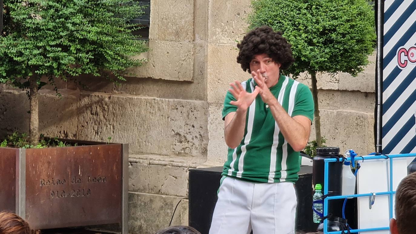 Cuando el circo vuelve al camino: Concedeclown, una pareja tremenda en León capital. El centro de la ciudad acoge un nuevo ciclo de 'Circo en el Camino' con ocho espectáculos de humor, fantasía y acrobacias que hacen las delicias a pie de calle. 'Los titirilelos', de la mano de Concedeclown, reestrenan esta cita urbana con enorme acogida. 