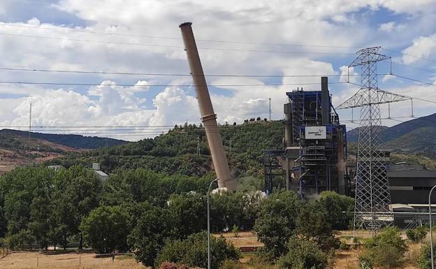 Galería. Así fue la demolición de la chimenea de la central térmica de La Robla.