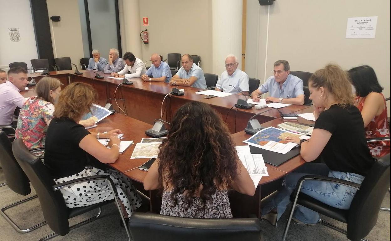 Reunión entre la delegada territorial y el equipo municipal de Boca de Huérgano.