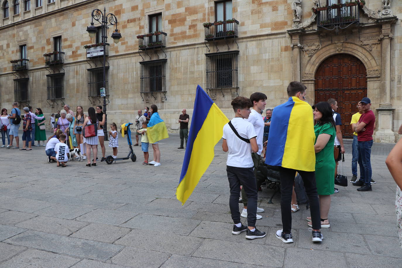 Centenares de ucranianos en la concentración en la Plaza de San Marcelo. 