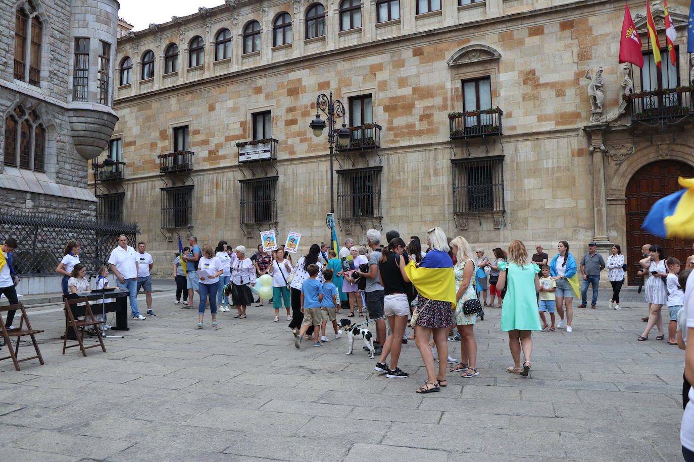 Centenares de ucranianos en la concentración en la Plaza de San Marcelo. 