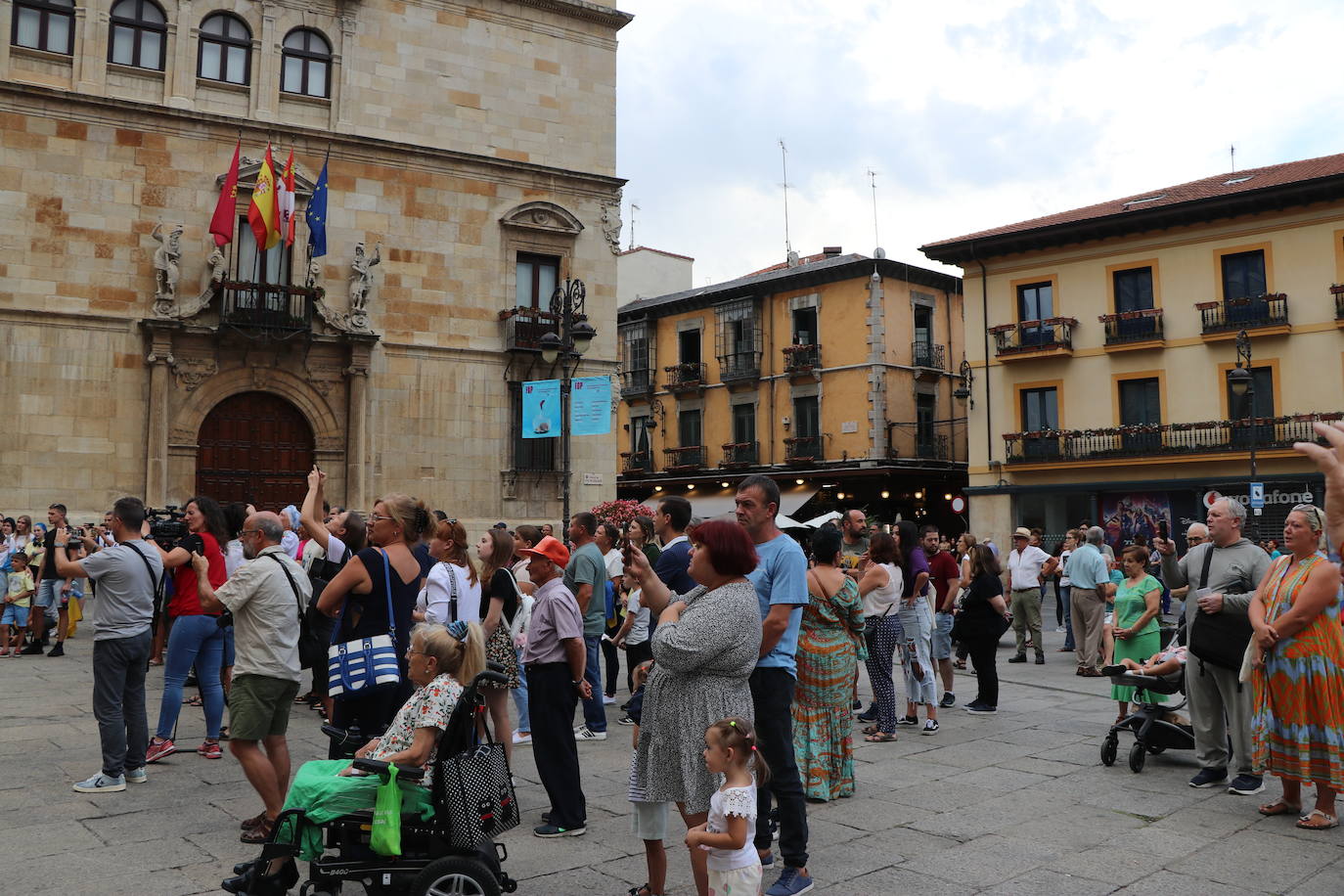 Centenares de ucranianos en la concentración en la Plaza de San Marcelo. 