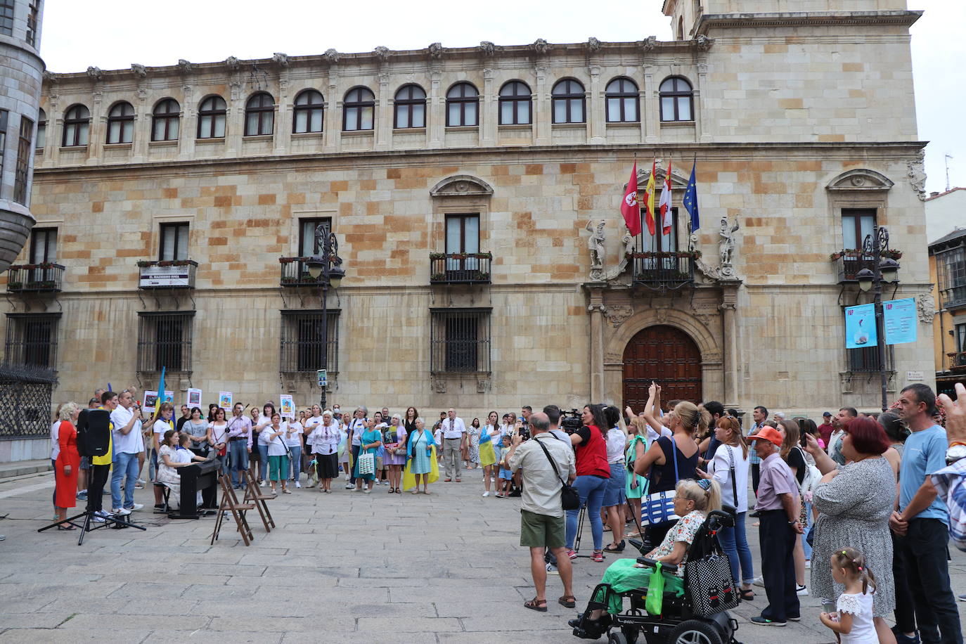 Centenares de ucranianos en la concentración en la Plaza de San Marcelo. 