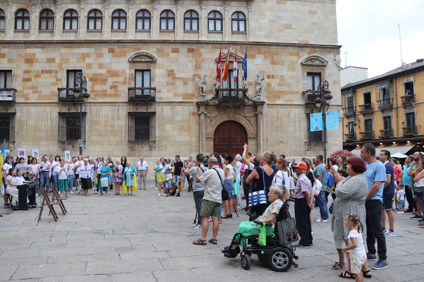 Centenares de ucranianos en la concentración en la Plaza de San Marcelo. 