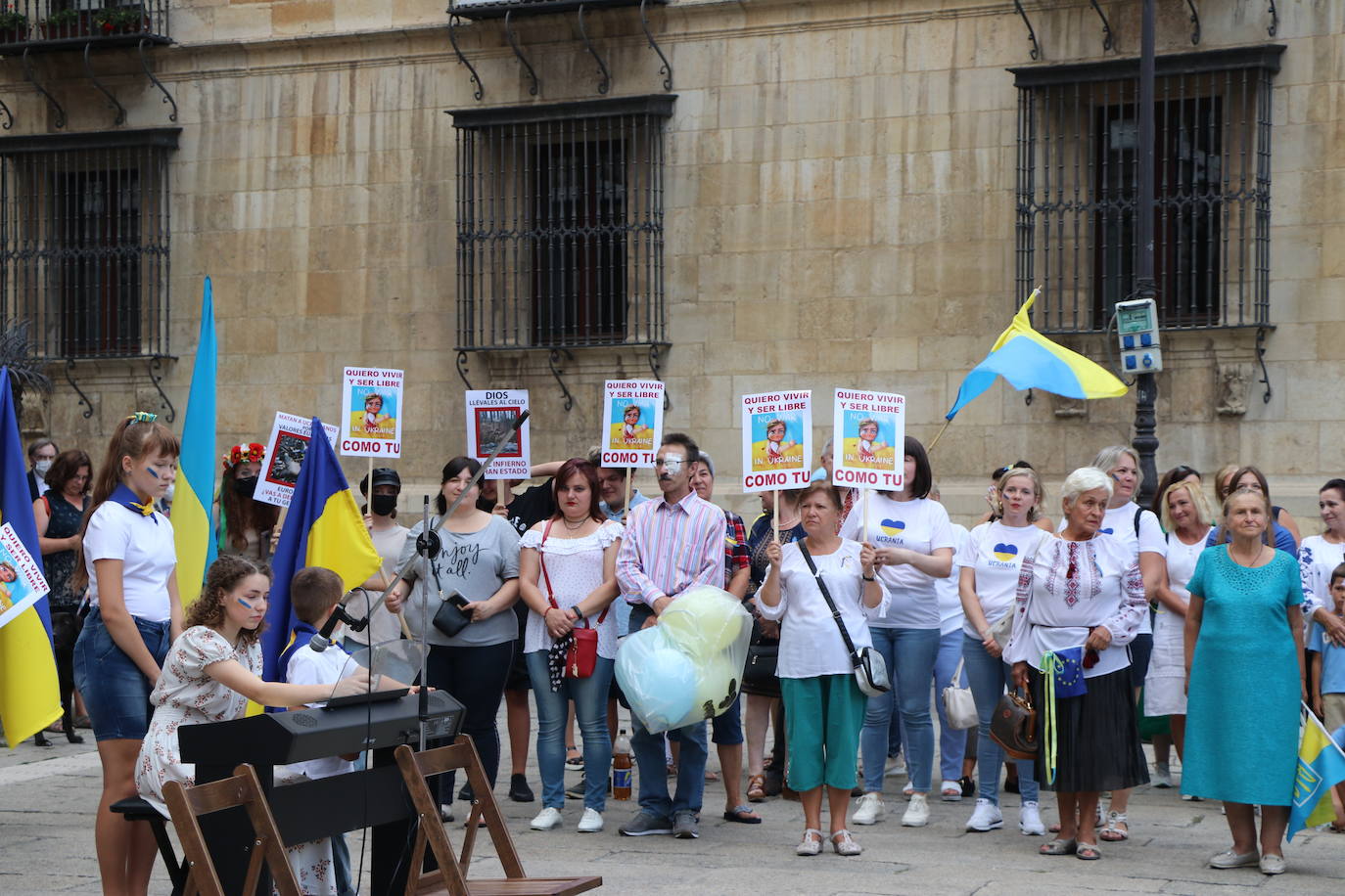 Centenares de ucranianos en la concentración en la Plaza de San Marcelo. 