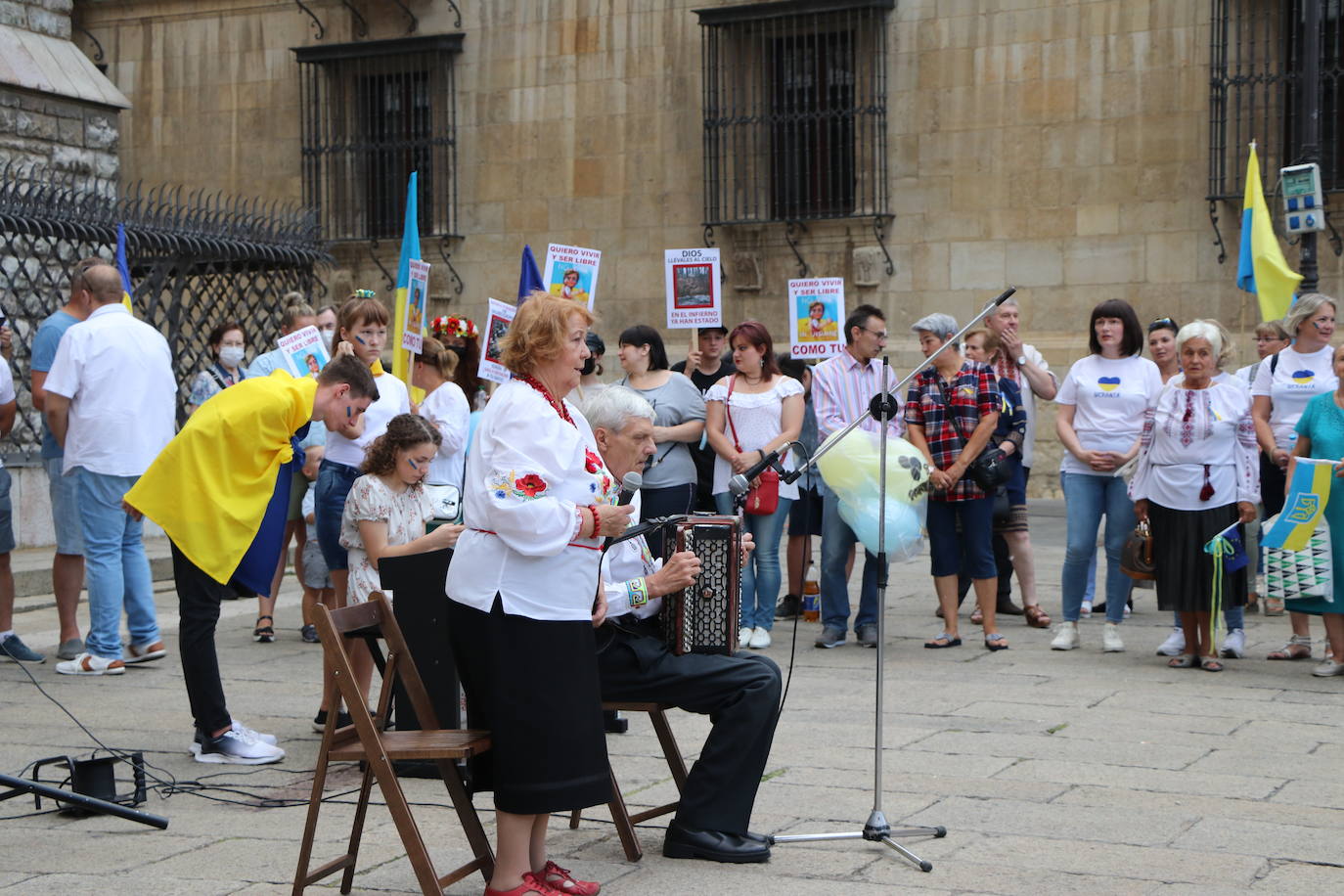 Centenares de ucranianos en la concentración en la Plaza de San Marcelo. 