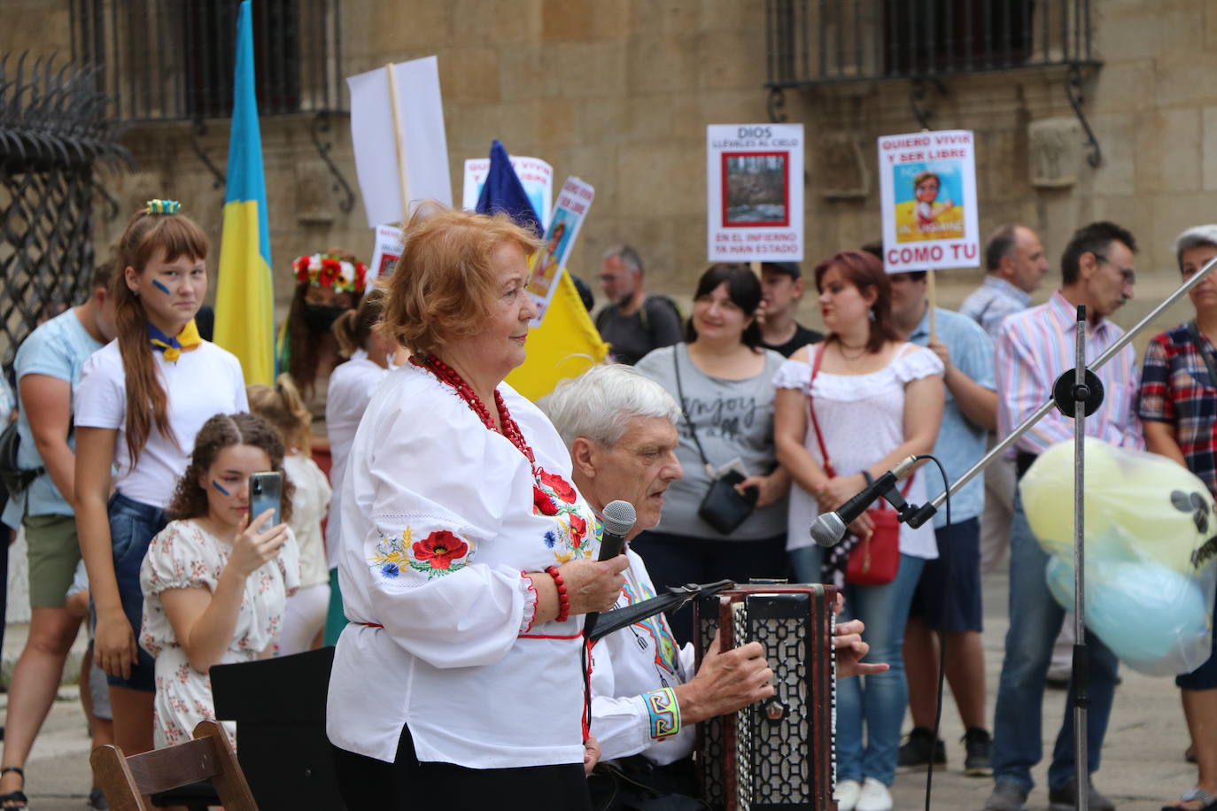 Centenares de ucranianos en la concentración en la Plaza de San Marcelo. 