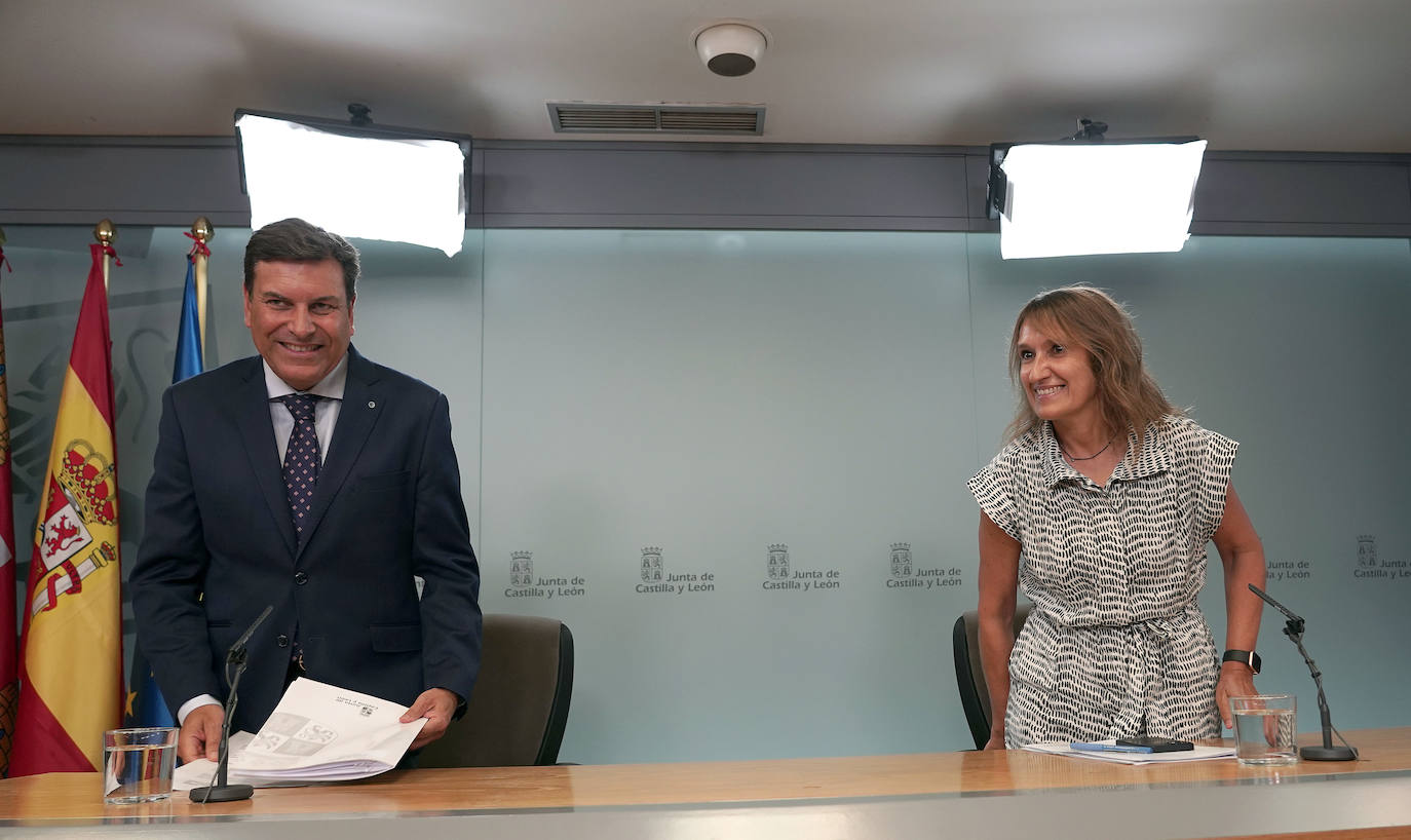 El consejero de Economía y Hacienda y portavoz, Carlos Fernández Carriedo, y la consejera de Educación, Rocío Lucas, comparecen en rueda de prensa posterior al Consejo de Gobierno.