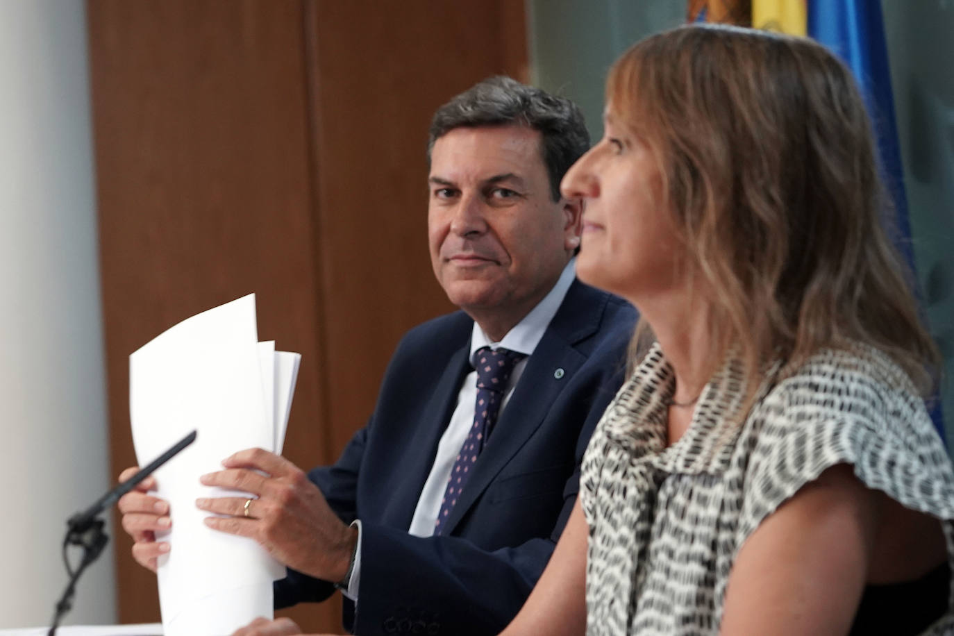 El consejero de Economía y Hacienda y portavoz, Carlos Fernández Carriedo, y la consejera de Educación, Rocío Lucas, comparecen en rueda de prensa posterior al Consejo de Gobierno.