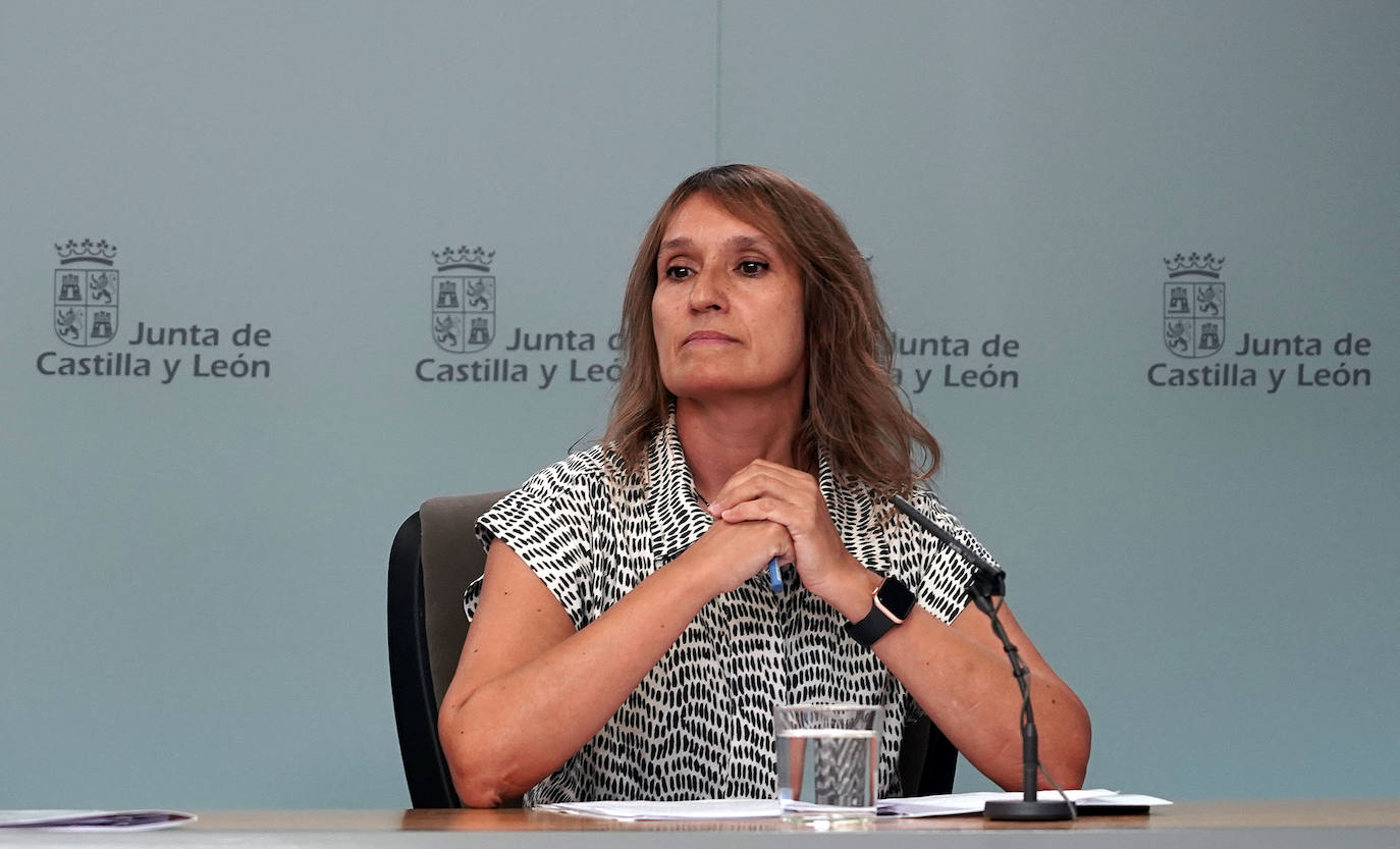 El consejero de Economía y Hacienda y portavoz, Carlos Fernández Carriedo, y la consejera de Educación, Rocío Lucas, comparecen en rueda de prensa posterior al Consejo de Gobierno.