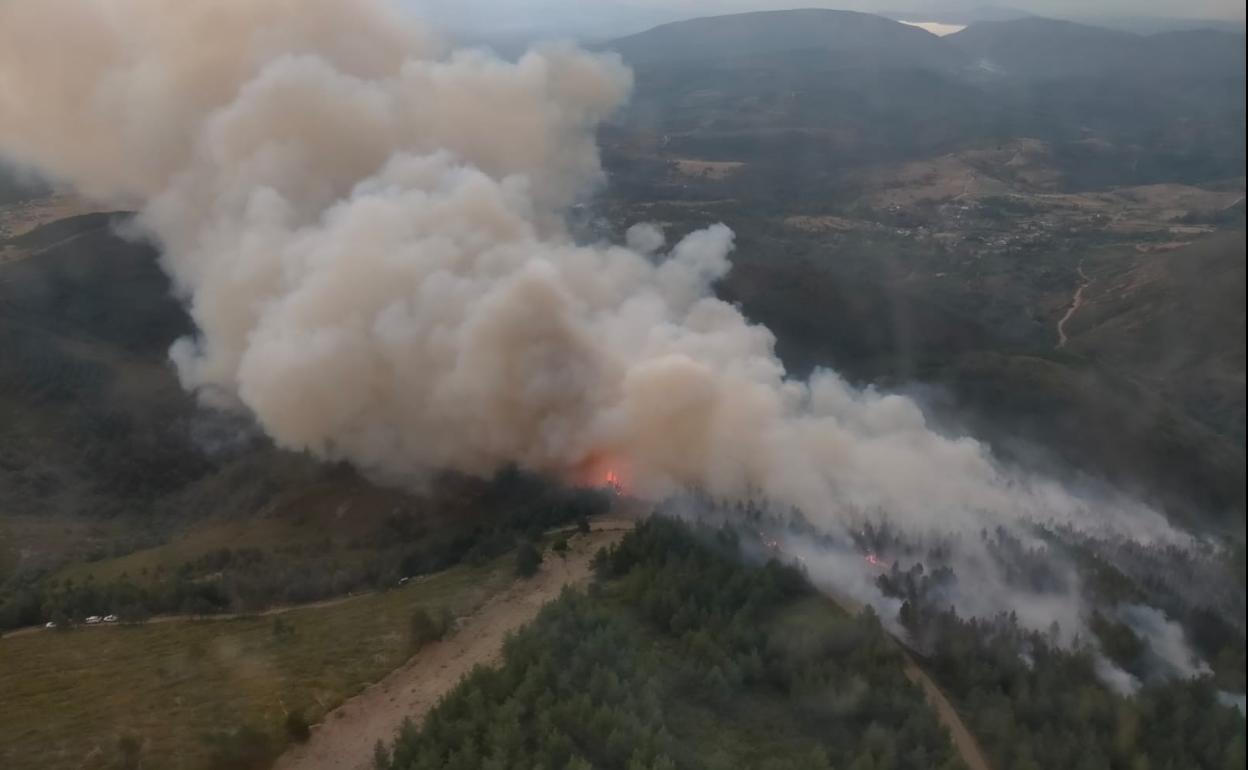 Incendio en Villar de las Traviesas, en el municipio de Toreno.
