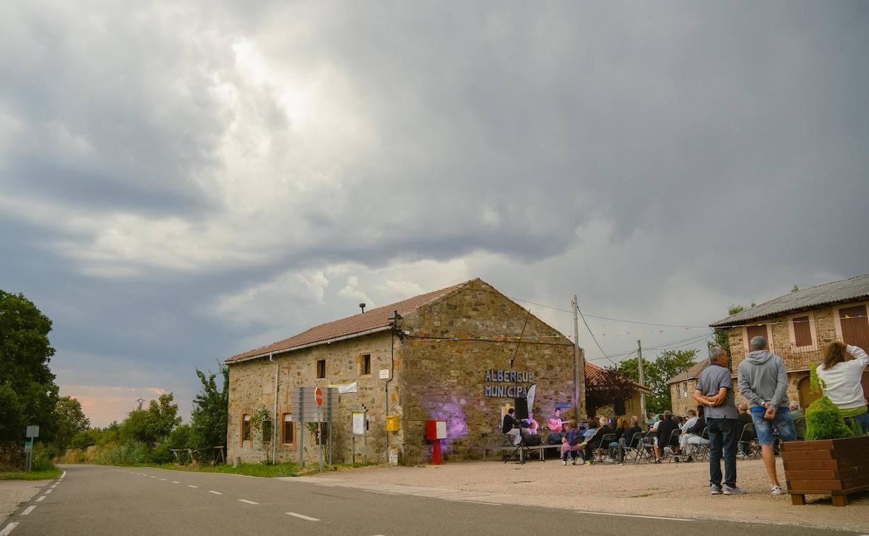 Un centenar de personas en el concierto de Cecina Folk Trío en Rabanal del Camino.