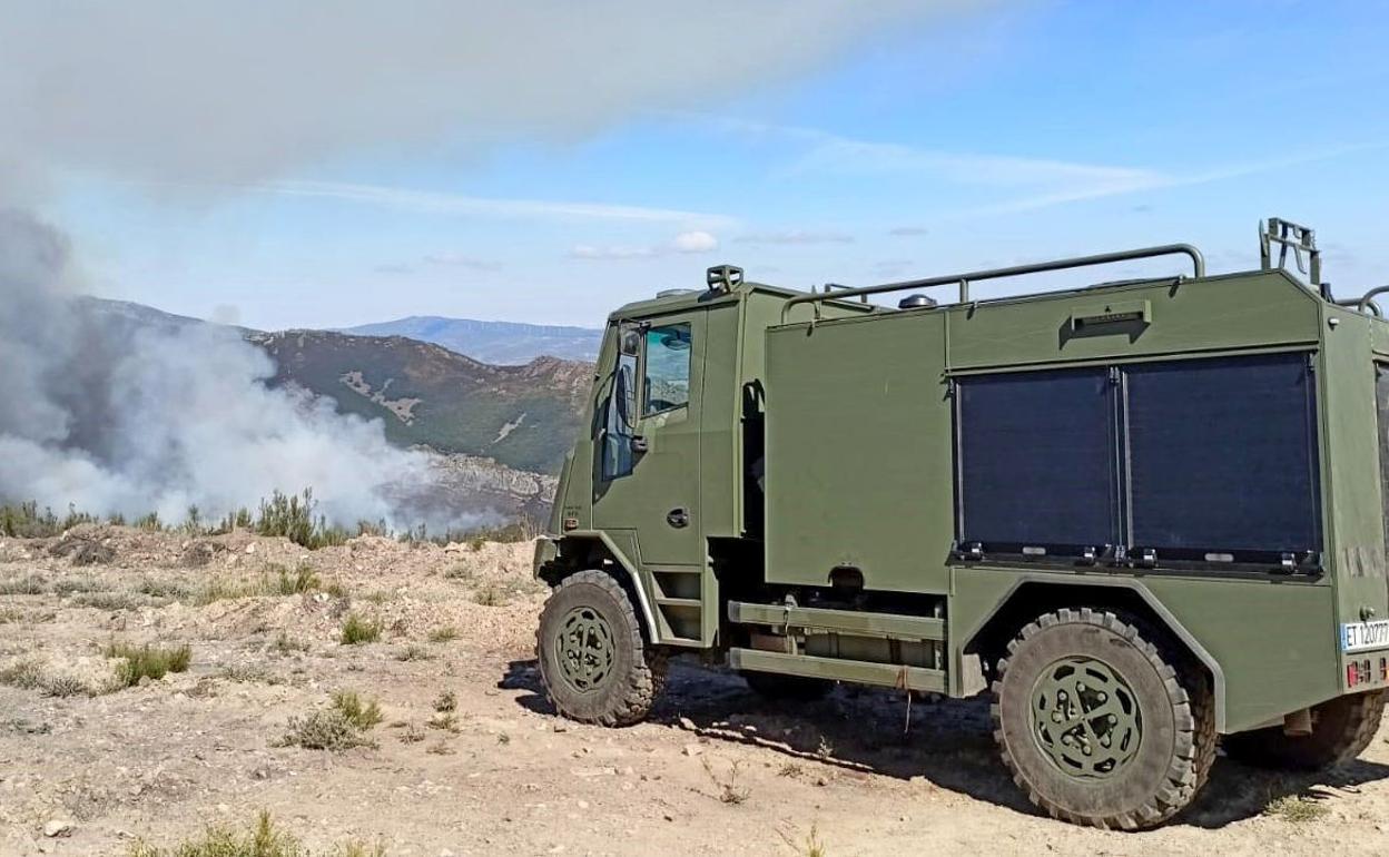 Efectivos del Ejército, durantes las labores de extinción del incendio.