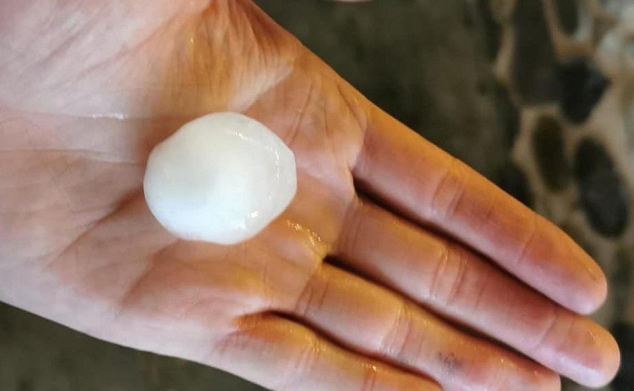 Imagen de una bola de granizo recogida en El Bierzo a última hora de este miércoles. 