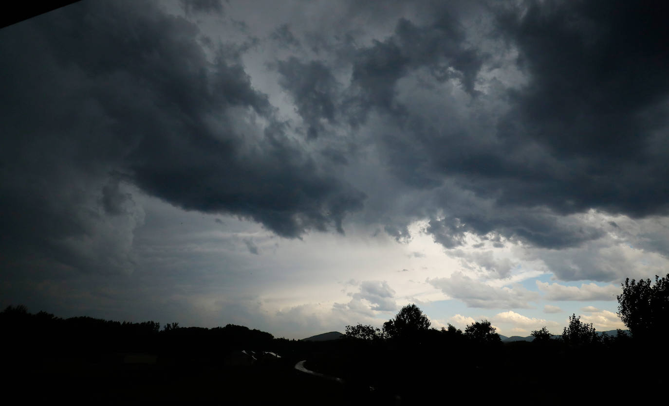 Las tormentas de la pasada noche dejan fuertes granizos en varios puntos del Bierzo.