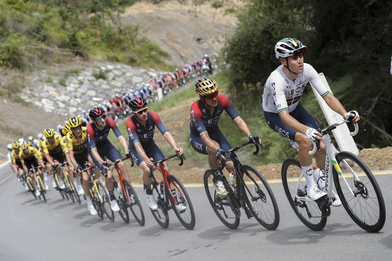 El belga Remco Evenepoel, del equipo Quick Step Alpha Vynil, en el podio como líder de la clasificación general, tras la sexta etapa de La Vuelta disputada entre las localidades de Bilbao y la ascensión al Pico Jano en San Miguel de Aguayo, este jueves con 181,2 kilómetros de recorrido. Cistierna espera en la jornada de este viernes. 