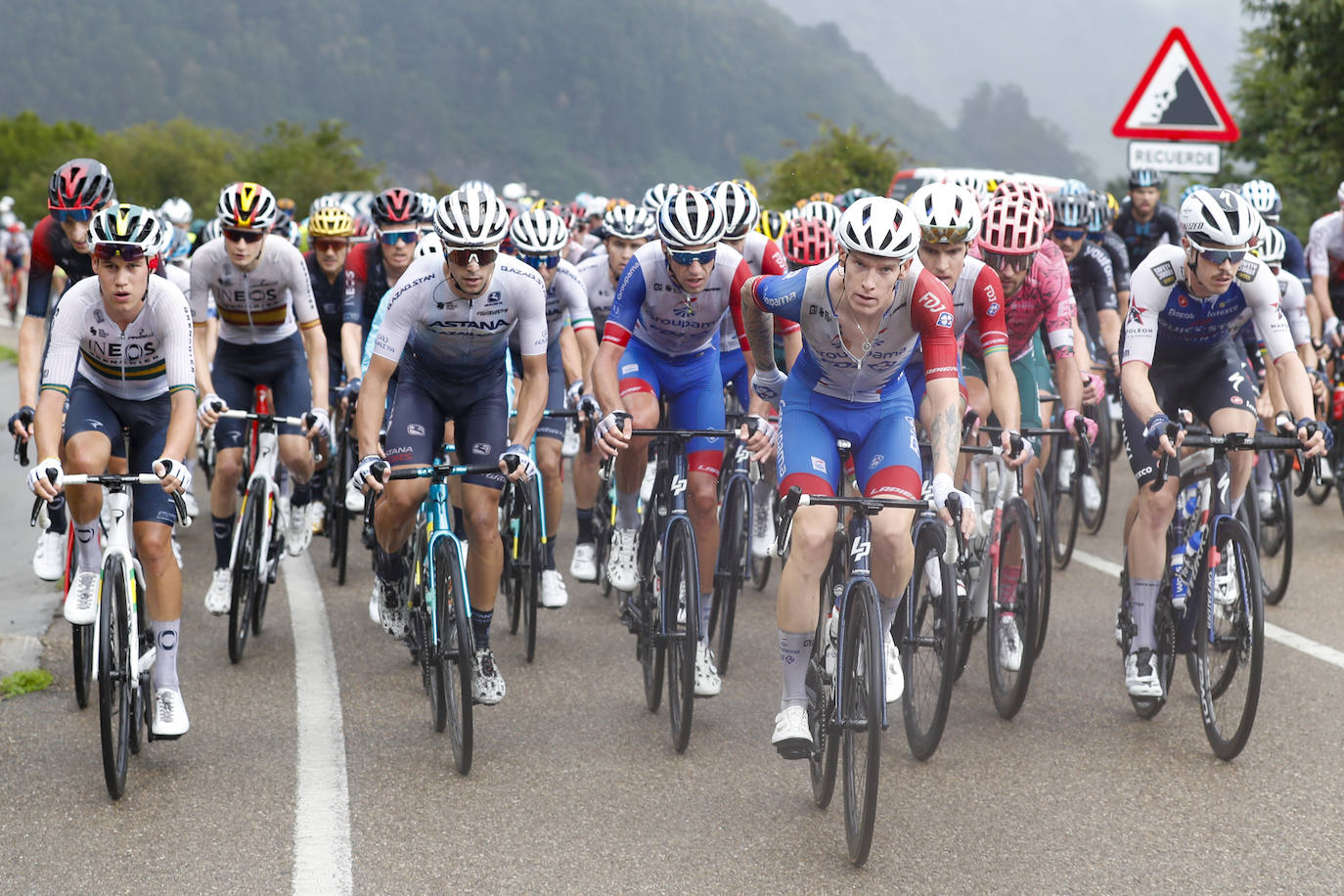 El belga Remco Evenepoel, del equipo Quick Step Alpha Vynil, en el podio como líder de la clasificación general, tras la sexta etapa de La Vuelta disputada entre las localidades de Bilbao y la ascensión al Pico Jano en San Miguel de Aguayo, este jueves con 181,2 kilómetros de recorrido. Cistierna espera en la jornada de este viernes. 