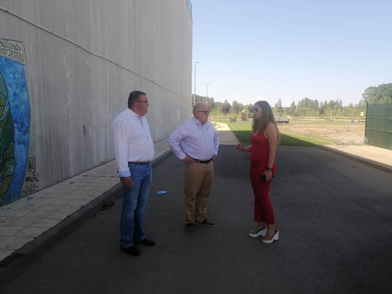 La delegada territorial de la Junta en León, Ester Muñoz, ha visitado el municipio de Sariegos para comprobar el estado de las diferentes actuaciones acometidas con cargo a presupuestos de la Junta de Castilla y León que asciende a 836.000 euros en los dos últimos años