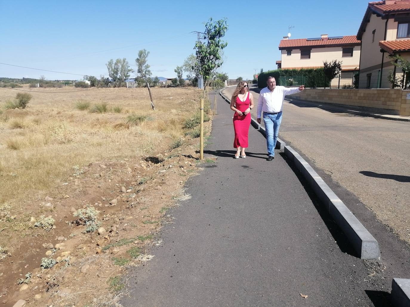 La delegada territorial de la Junta en León, Ester Muñoz, ha visitado el municipio de Sariegos para comprobar el estado de las diferentes actuaciones acometidas con cargo a presupuestos de la Junta de Castilla y León que asciende a 836.000 euros en los dos últimos años