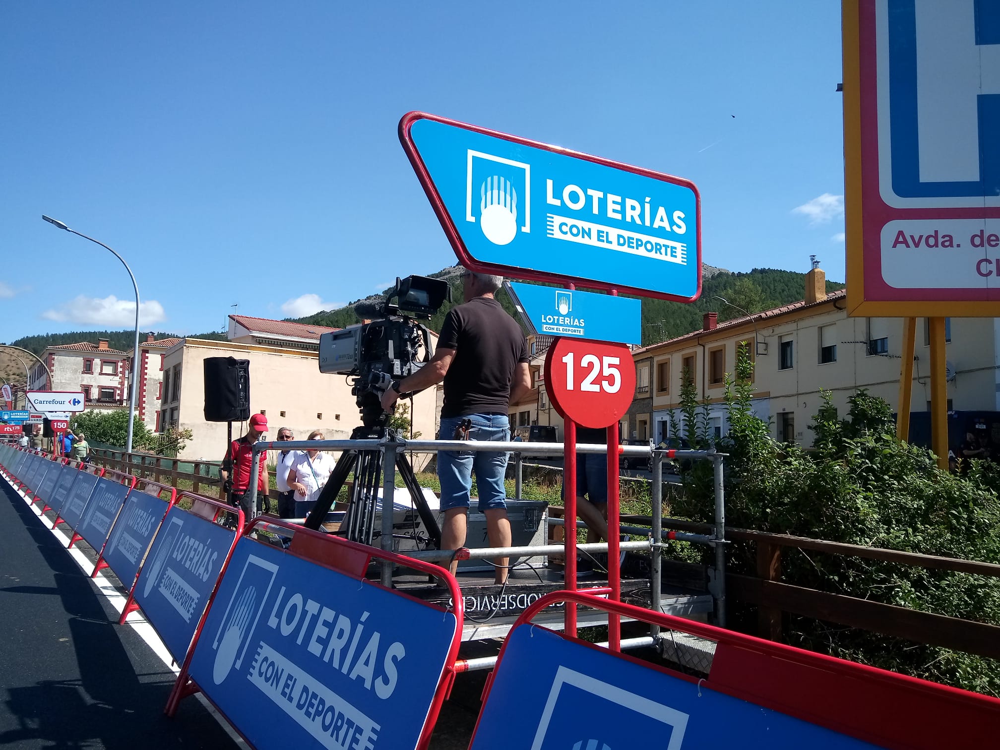 Cistierna se ha convertido este viernes en el plató perfecto para la Vuelta a España. Desde primera hora la comarca y en especial su capital ha vivido todas las novedades que acompañan a esta prueba ciclista, la más importante a nivel nacional. 