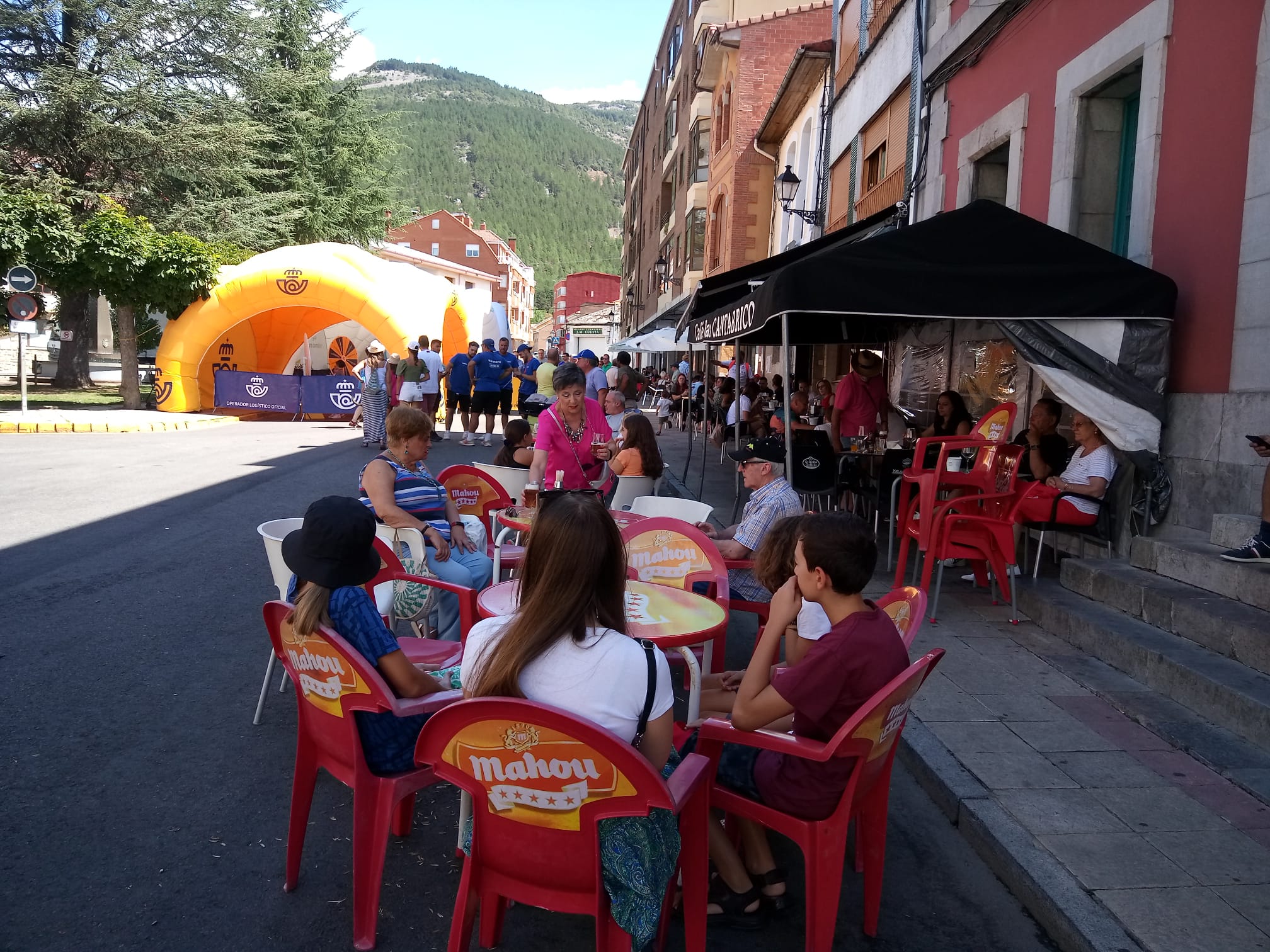 Cistierna se ha convertido este viernes en el plató perfecto para la Vuelta a España. Desde primera hora la comarca y en especial su capital ha vivido todas las novedades que acompañan a esta prueba ciclista, la más importante a nivel nacional. 