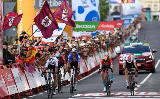 Una fiesta del ciclismo en la provincia: Cistierna se vuelca con La Vuelta