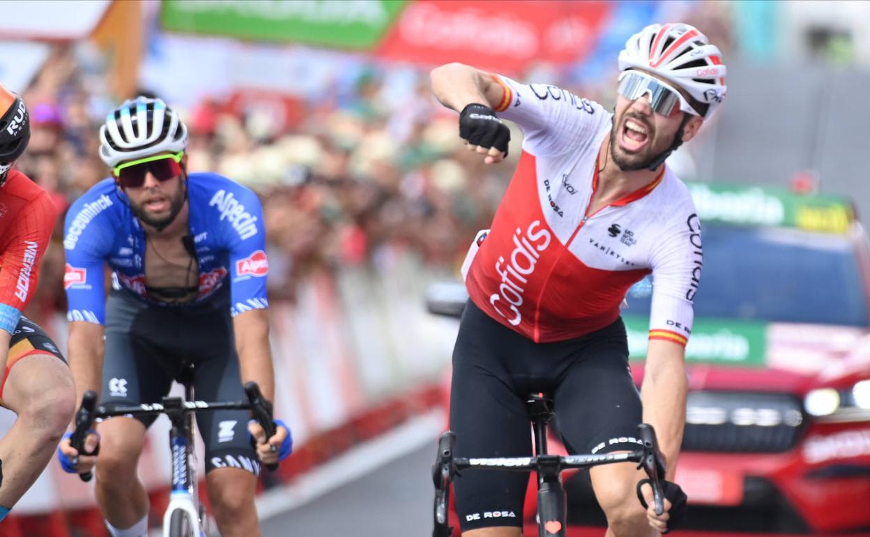 Jesús Herrada celebra su victoria en la meta de Cistierna en esta séptima etapa de la Vuelta a España.