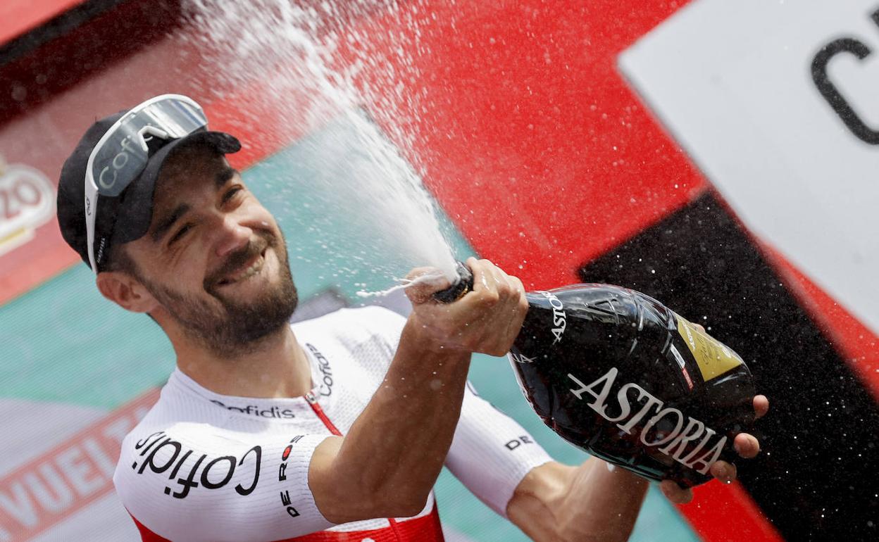 Jesús Herrada celebra su triunfo en el podio.