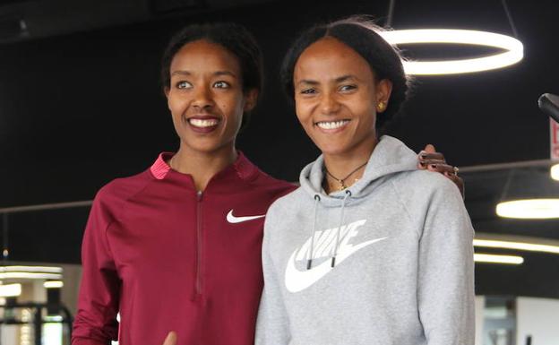 Tsegay y Meshesha posan en las instalaciones del Club Olímpico León.