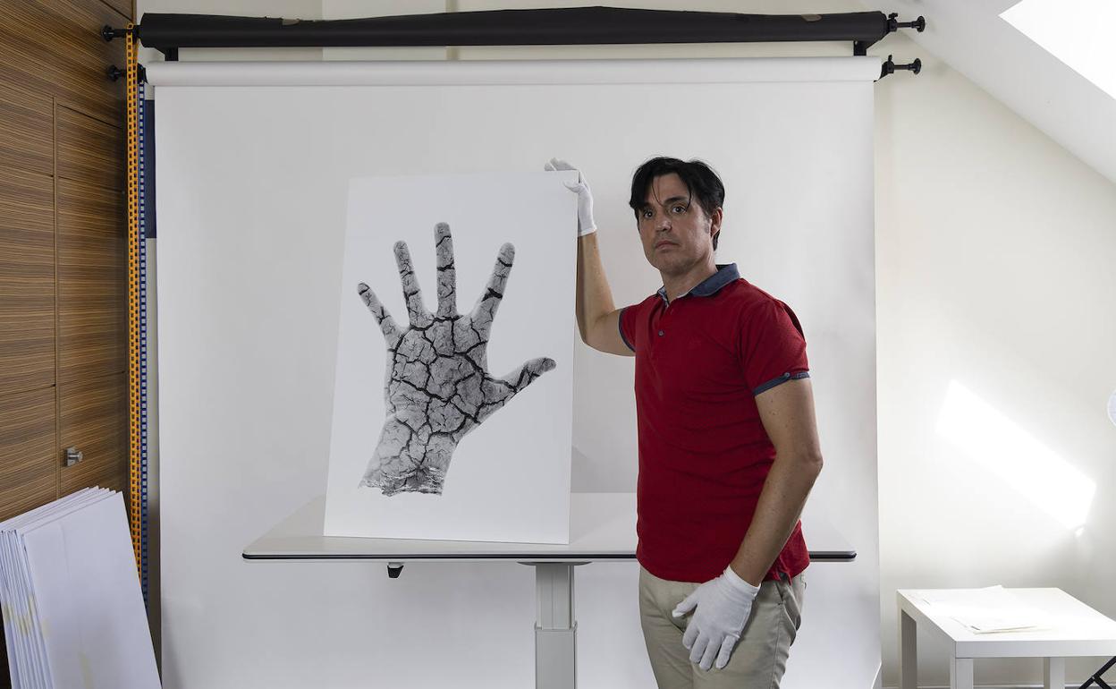 El artista leonés Richard Le Manz con una de las piezas que presenta en Francia.