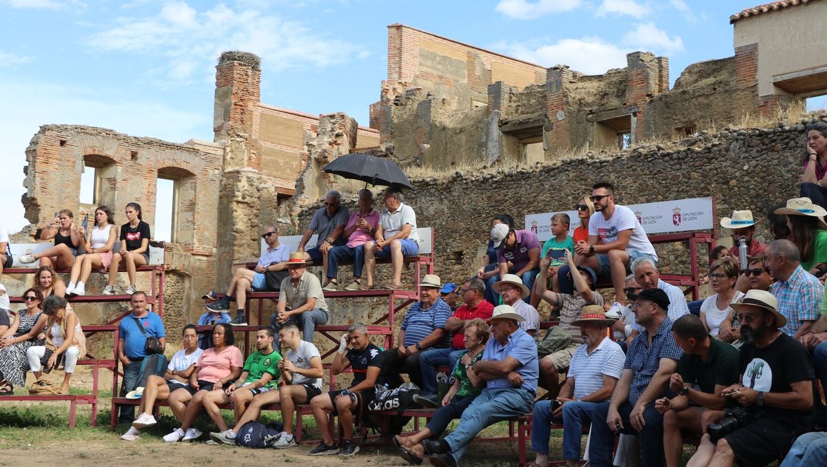 El claustro de monasterio de Sandoval ha acogido por primera vez un corro de la Liga de Verano